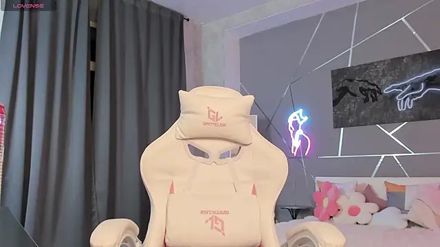 Snapshot of naomi_reiss chatting on 13, 6, 2026 naomi reiss online show from 13, 6, 2026
