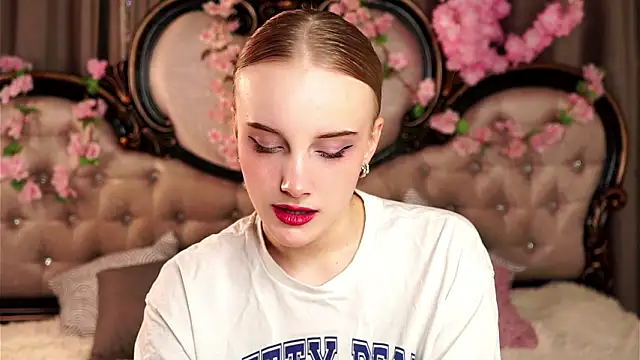 Snapshot of KirstinMcgeady chatting on 8, 3, 2026 KirstinMcgeady online show from 8, 3, 2026