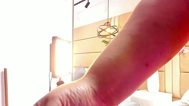 Snapshot of VanessaLanz chatting on 4, 5, 2026 VanessaLanz online show from 4, 5, 2026
