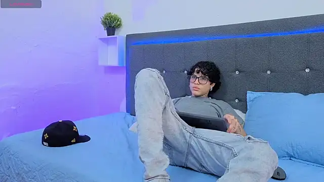 Snapshot of Ale_cuzz chatting on 14, 2, 2026 Ale cuzz online show from 14, 2, 2026