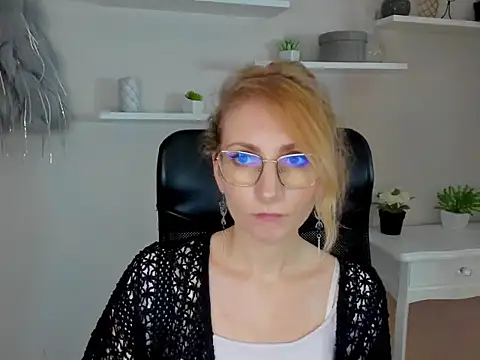 Snapshot of CinderellaMoon chatting on 25, 2, 2026 CinderellaMoon online show from 25, 2, 2026