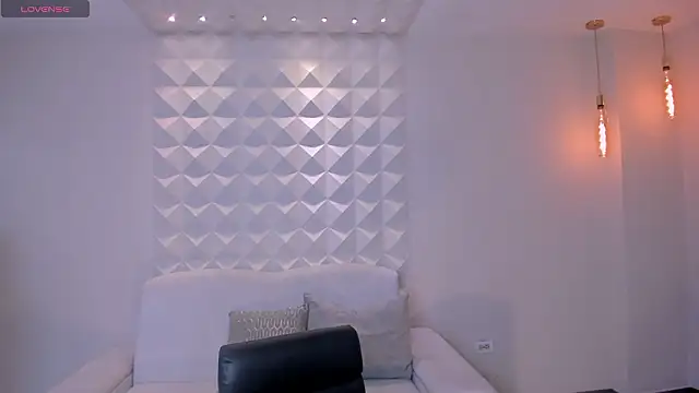 CarolineEvans x online show from 27, 2, 2026