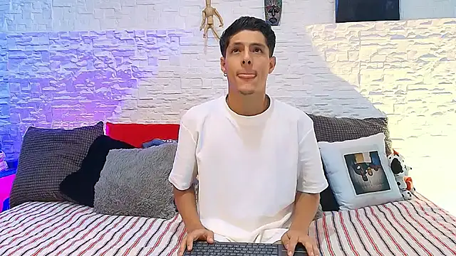 Eliassalvatore  online show from 13, 7, 2026