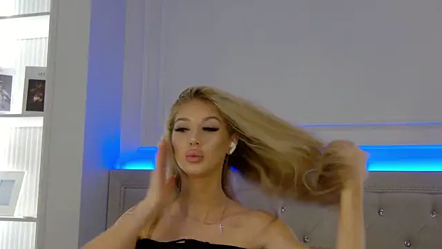 Snapshot of LynnAngel chatting on 13, 6, 2026 LynnAngel online show from 13, 6, 2026