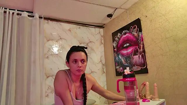 Snapshot of QueenSallyDesire chatting on 1, 5, 2026 QueenSallyDesire online show from 1, 5, 2026