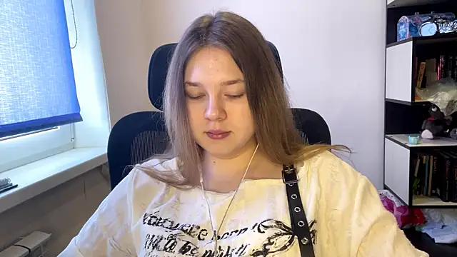 TomikoPfau online show from 24, 3, 2026