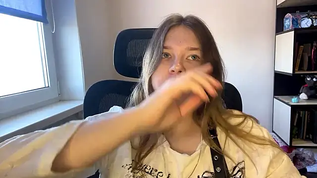 TomikoPfau online show from 30, 3, 2026