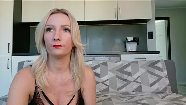 amy loves to be teased online show from 4, 4, 2026