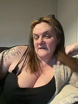 Busty-GilfQuinn online show from 25, 2, 2026