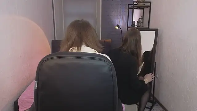 Snapshot of ZoriaLovesLuna chatting on 8, 4, 2026 ZoriaLovesLuna online show from 8, 4, 2026