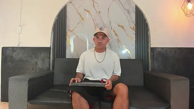 Snapshot of Latins_on_fire chatting on 25, 5, 2026 Latins on fire online show from 25, 5, 2026