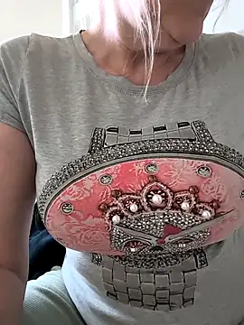 Snapshot of Heidiblueeyes chatting on 5, 5, 2026 Heidiblueeyes online show from 5, 5, 2026