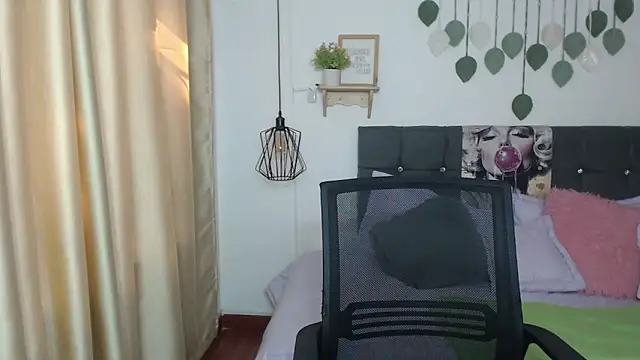 Emma hassani online show from 4, 4, 2026