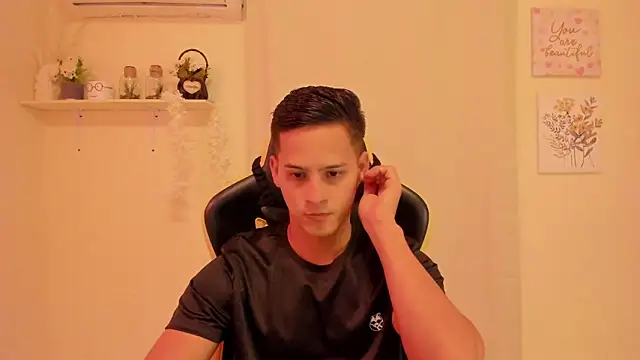 Snapshot of sexy_andres01 chatting on 15, 3, 2026 sexy andres01 online show from 15, 3, 2026