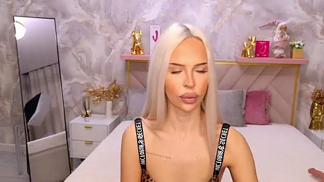 Snapshot of EvaXElfi chatting on 8, 4, 2026 EvaXElfi online show from 8, 4, 2026