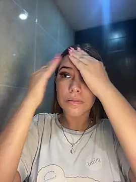 Snapshot of MiluRossee chatting on 31, 3, 2026 MiluRossee online show from 31, 3, 2026