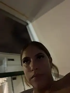 Snapshot of MiluRossee chatting on 5, 4, 2026 MiluRossee online show from 5, 4, 2026