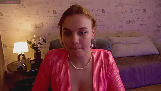 Snapshot of Glow_Margo chatting on 7, 5, 2026 Glow Margo online show from 7, 5, 2026