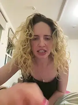 curlyirishgirl online show from 5, 4, 2026