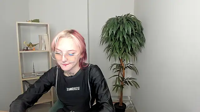 LilySalmond online show from 6, 3, 2026