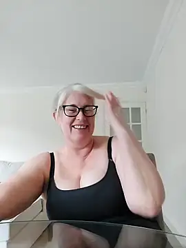 FlirtyFleur-x online show from 15, 4, 2026