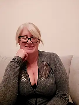 FlirtyFleur-x online show from 16, 4, 2026