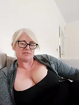 FlirtyFleur-x online show from 21, 4, 2026