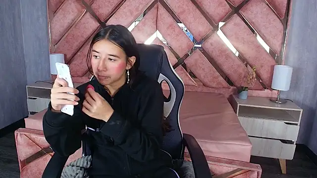 Snapshot of LilyRossi_ chatting on 8, 5, 2026 LilyRossi online show from 8, 5, 2026