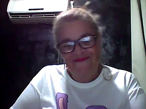 Snapshot of momismilf544 chatting on 13, 4, 2026 momismilf544 online show from 13, 4, 2026