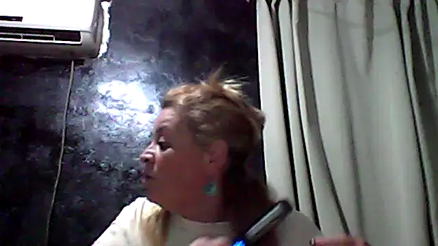 Snapshot of momismilf544 chatting on 15, 4, 2026 momismilf544 online show from 15, 4, 2026