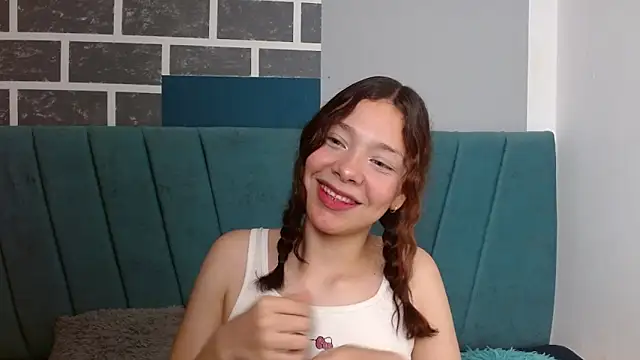 Snapshot of Sweet_kitty_05 chatting on 21, 4, 2026 Sweet kitty 05 online show from 21, 4, 2026