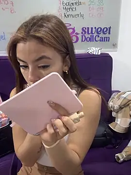   Nahomy online show from 6, 4, 2026