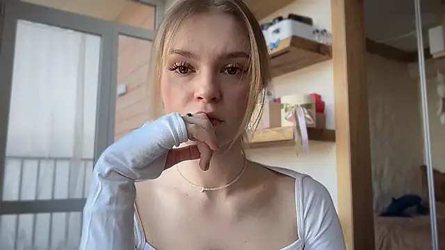 cyberl0ve  online show from 15, 4, 2026