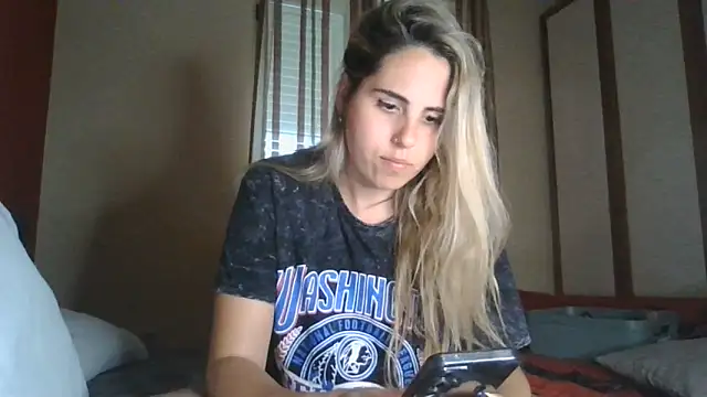 Snapshot of Emilyvuxa chatting on 9, 5, 2026 Emilyvuxa online show from 9, 5, 2026