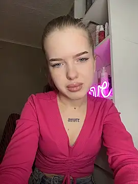 Snapshot of KayShaw chatting on 4, 3, 2026 KayShaw online show from 4, 3, 2026