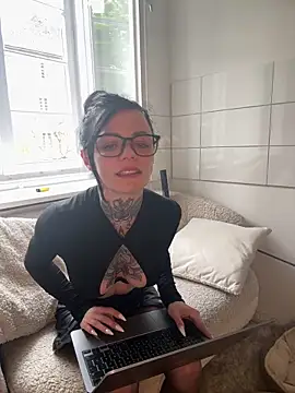 SkinnyLilly online show from 21, 5, 2026