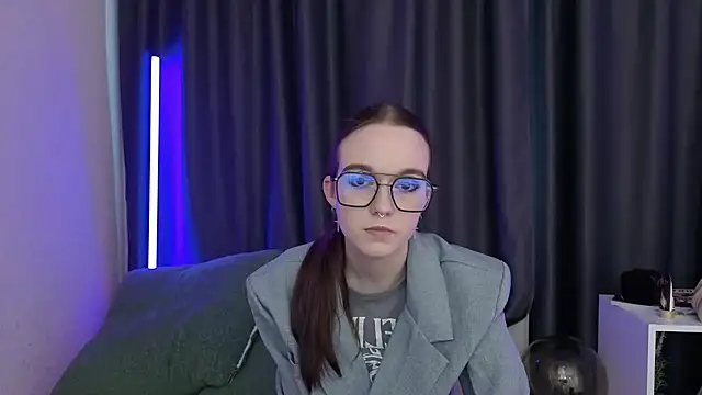 SunyLily online show from 6, 6, 2026