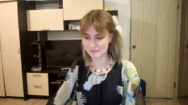 ElenoreHolguin online show from 11, 4, 2026