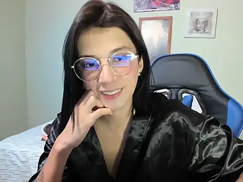 EvelinSerrato444 online show from 17, 4, 2026