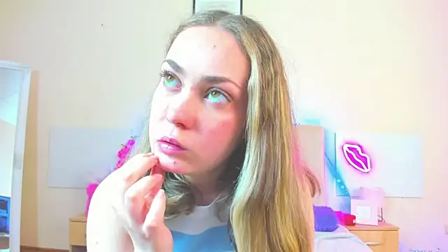 Snapshot of MelanieCuty chatting on 6, 5, 2026 MelanieCuty online show from 6, 5, 2026