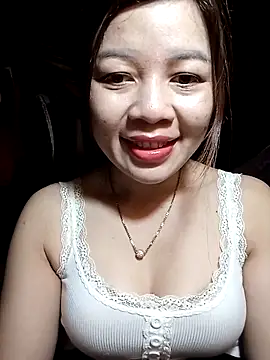 Snapshot of Yiyi102300 chatting on 5, 4, 2026 Yiyi102300 online show from 5, 4, 2026