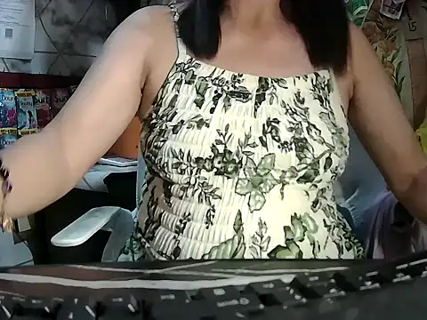 Snapshot of mommylicious_23 chatting on 21, 6, 2026 mommylicious 23 online show from 21, 6, 2026
