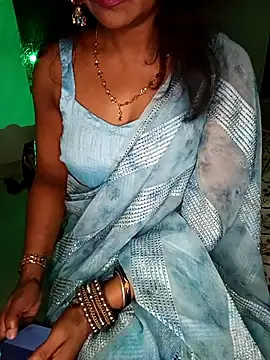 Snapshot of mayakapoor880 chatting on 17, 5, 2026 mayakapoor880 online show from 17, 5, 2026