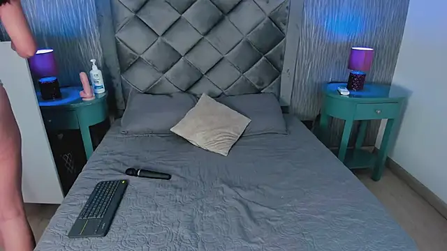 Aria Sims online show from 7, 4, 2026