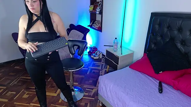 Scarlet Hiit online show from 8, 7, 2026