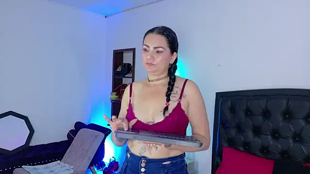 Scarlet Hiit online show from 14, 7, 2026
