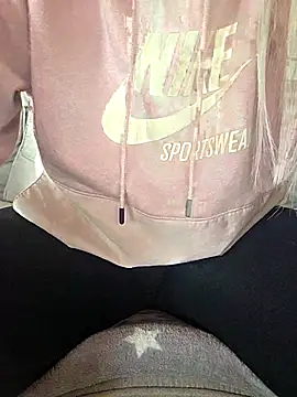 Snapshot of SellenaGomez chatting on 3, 4, 2026 SellenaGomez online show from 3, 4, 2026