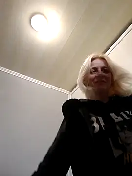 Snapshot of MiaLove183 chatting on 28, 3, 2026 MiaLove183 online show from 28, 3, 2026