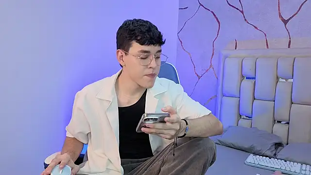 Snapshot of Tom_Parker_ chatting on 21, 3, 2026 Tom Parker online show from 21, 3, 2026