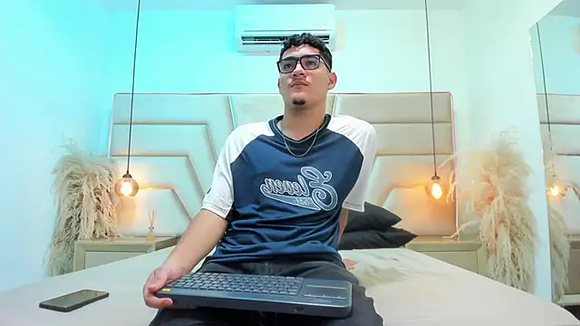 Snapshot of DylanLuxe chatting on 25, 3, 2026 DylanLuxe online show from 25, 3, 2026